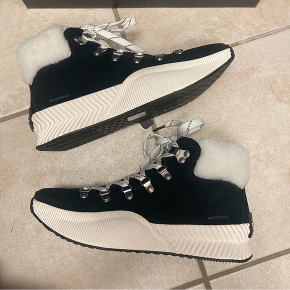 Sorel OUT N ABOUT™ III CONQUEST BOOT. Black & White. Size 9. New in Box. - Picture 12 of 16